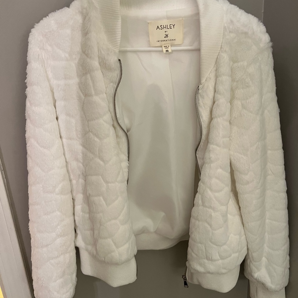 Ashley by 26 international // white faux fur coat - size M ✨💕never worn